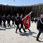 Funkcjonariusze świętują w tężni. Jest z nimi Komendant Główny Policji - Radio Kielce
