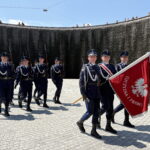 Funkcjonariusze świętują w tężni. Jest z nimi Komendant Główny Policji - Radio Kielce