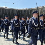 Funkcjonariusze świętują w tężni. Jest z nimi Komendant Główny Policji - Radio Kielce