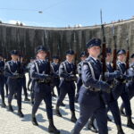 Funkcjonariusze świętują w tężni. Jest z nimi Komendant Główny Policji - Radio Kielce