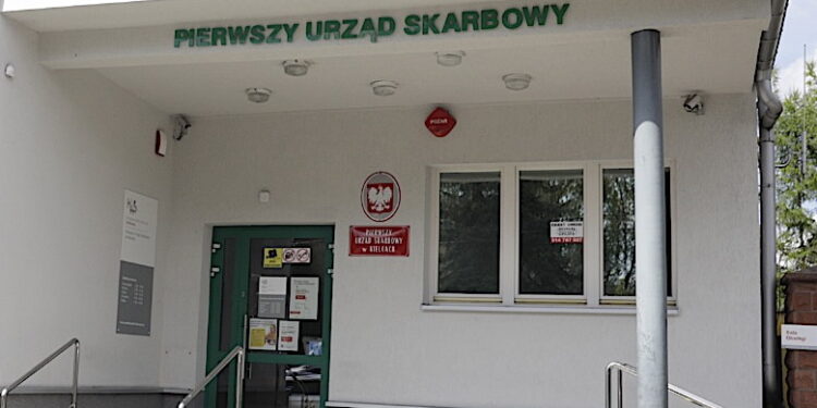 Zatrzymanie pracowników skarbówki. Sprzedawali informacje przestępcom