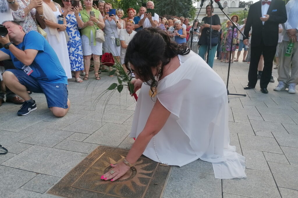 Alicja Węgorzewska odsłoniła swoje Festiwalowe Słoneczko - Radio Kielce Alicja Węgorzewska odsłoniła swoje Festiwalowe Słoneczko - Radio Kielce