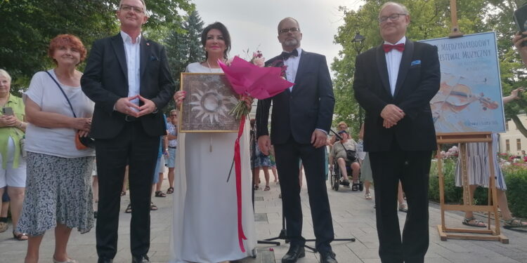 Alicja Węgorzewska odsłoniła swoje Festiwalowe Słoneczko - Radio Kielce Alicja Węgorzewska odsłoniła swoje Festiwalowe Słoneczko