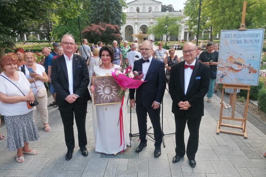 Alicja Węgorzewska odsłoniła swoje Festiwalowe Słoneczko - Radio Kielce Alicja Węgorzewska odsłoniła swoje Festiwalowe Słoneczko - Radio Kielce