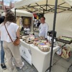 Kamienie do głaskania i napar leśnej baby - proponują wystawcy Jarmarku Jagiellońskiego - Radio Kielce 05.07.2026. Sandomierz. Jarmark Jagielloński / Fot. Grażyna Szlęzak-Wójcik - Radio Kielce