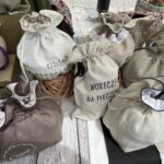 Kamienie do głaskania i napar leśnej baby - proponują wystawcy Jarmarku Jagiellońskiego - Radio Kielce 05.07.2026. Sandomierz. Jarmark Jagielloński / Fot. Grażyna Szlęzak-Wójcik - Radio Kielce