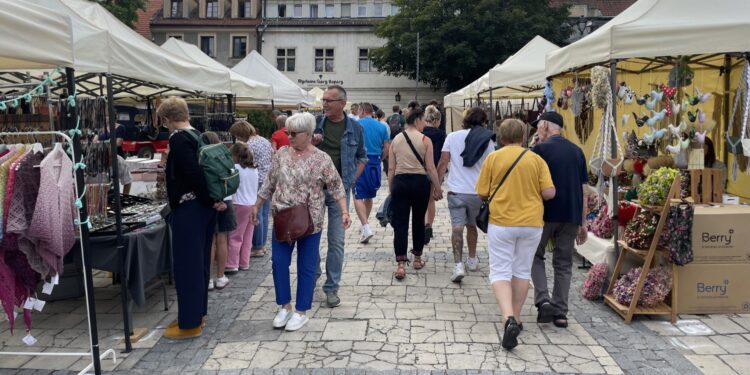 Kamienie do głaskania i napar leśnej baby - proponują wystawcy Jarmarku Jagiellońskiego - Radio Kielce Kamienie do głaskania i napar leśnej baby - proponują wystawcy Jarmarku Jagiellońskiego