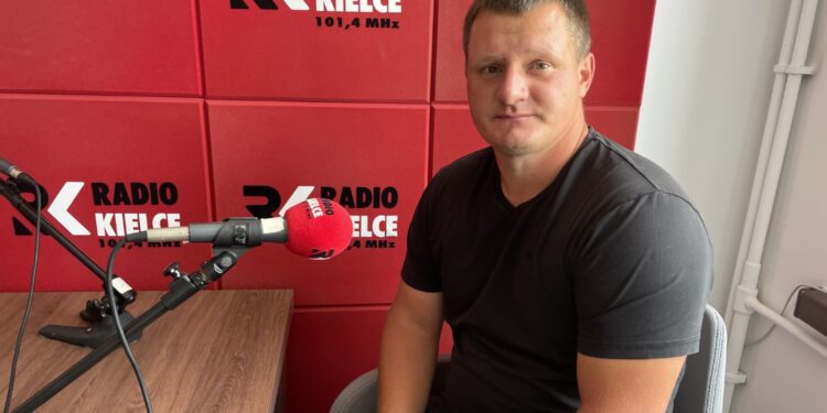 Gigantyczna instalacja patriotyczna zachęca do kupowania polskich produktów - Radio Kielce Gigantyczna instalacja patriotyczna zachęca do kupowania polskich produktów