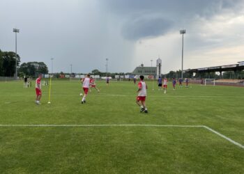 Piłkarze beniaminka Betclic 3. Ligi AKS 1947 Busko-Zdrój w pierwszym podczas okresu przygotowawczego sparingu przegrali z innym trzecioligowcem Siarką Tarnobrzeg 0:1.