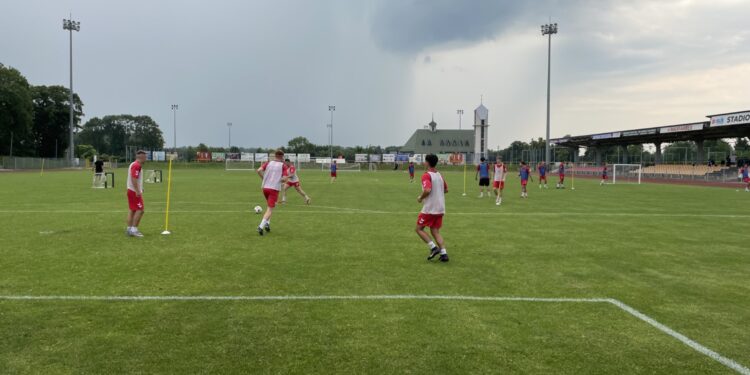 Beniaminek z Buska nieznacznie gorszy w sparingu od Siarki - Radio Kielce Piłkarze beniaminka Betclic 3. Ligi AKS 1947 Busko-Zdrój w pierwszym podczas okresu przygotowawczego sparingu przegrali z innym trzecioligowcem Siarką Tarnobrzeg 0:1.