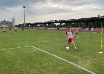 Wielkie testowanie w Busku w strugach deszczu