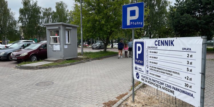 Parking przy ul. Kościuszki znów płatny - Radio Kielce 21.07.2026. Kielce. Parking płatny u zbiegu ulic Kościuszki i al. IX Wieków Kielc / Fot. Wiktor Taszłow – Radio Kielce