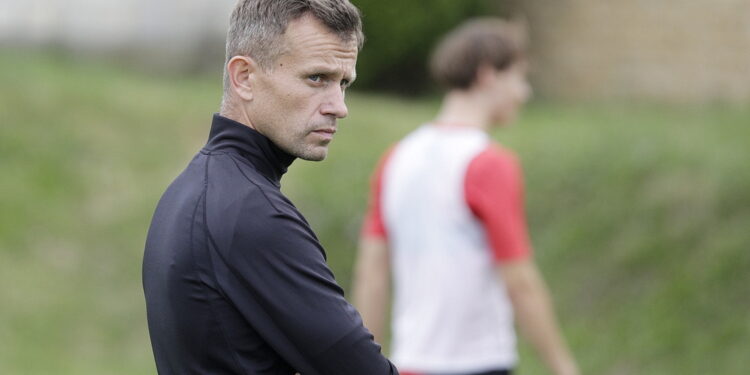 Adach: jest kilku faworytów w tej grupie - Radio Kielce 07.07.2026 Kielce. Trening Korony II Kielce. Nowy trener Arkadiusz Adach / Fot. Jarosław Kubalski - Radio Kielce