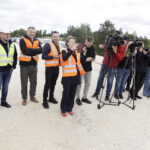 08.07.2026 Budowa odcinka drogi S74 Mniów-Kielce. Konferencja prasowa z udziałem wojewody Józefa Bryka / Fot. Jarosław Kubalski - Radio Kielce