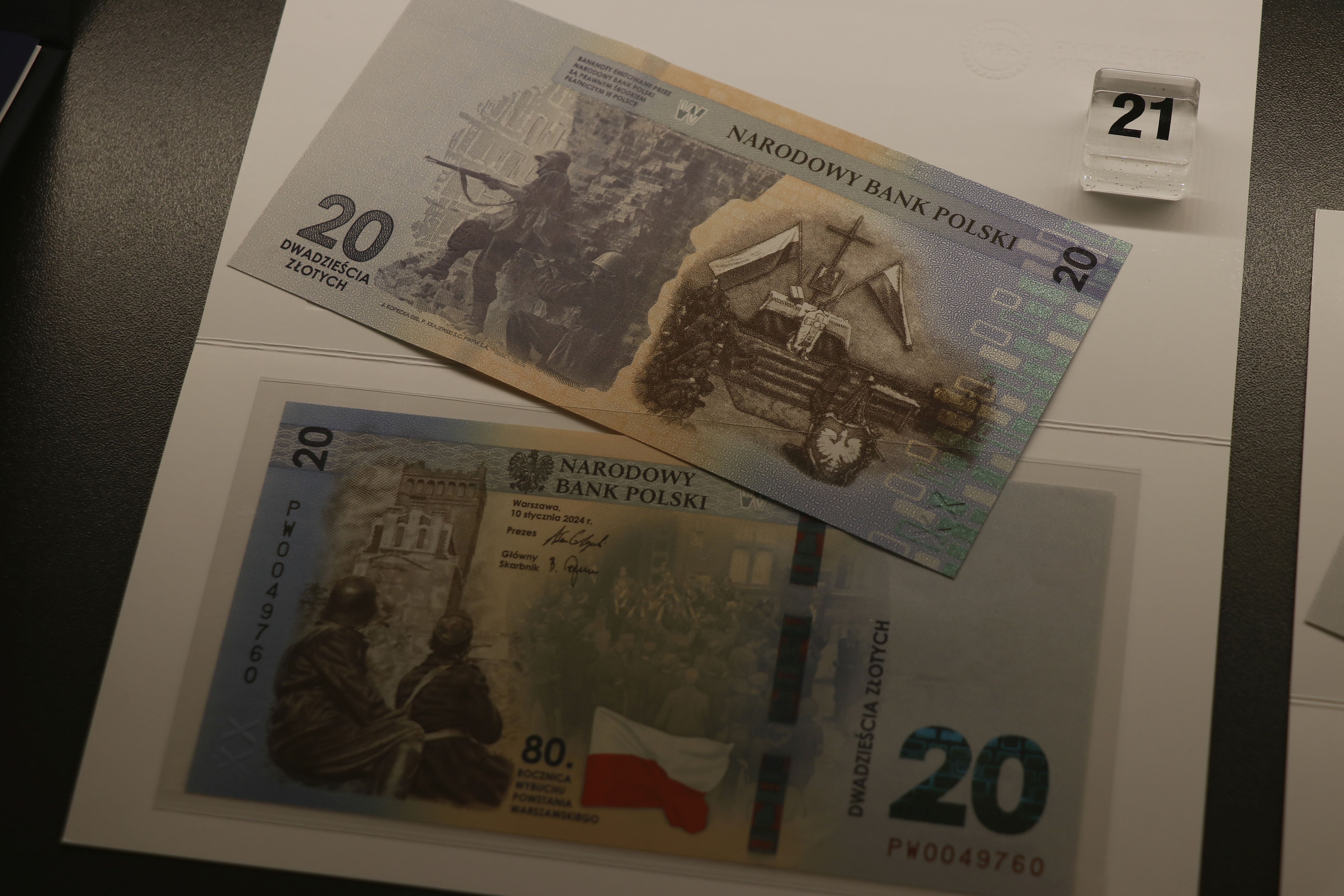 Monety i banknoty kolekcjonerskie na wystawie