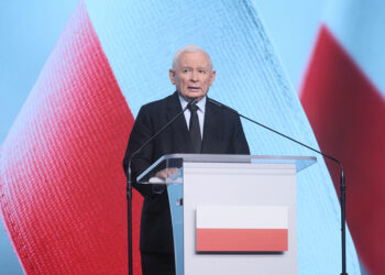 Rozłam w PiS. Trzydziestu kilku posłów zrezygnowało z członkostwa w partii