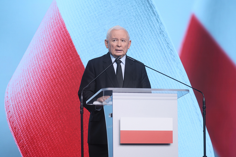 Rozłam w PiS. Trzydziestu kilku posłów zrezygnowało z członkostwa w partii