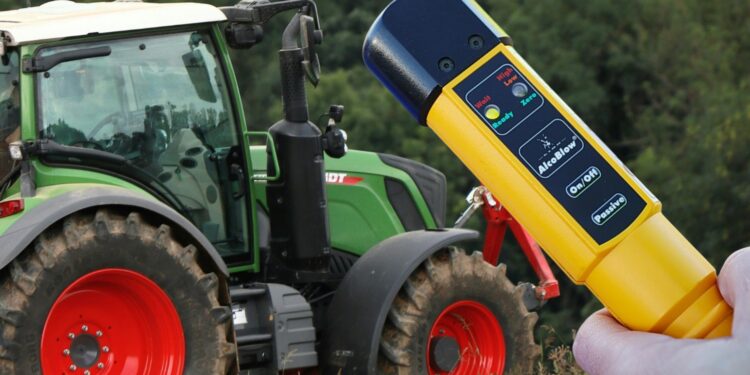 Traktorzysta z promilami i bez uprawnień - Radio Kielce Traktorzysta z promilami i bez uprawnień
