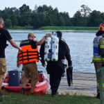 Mężczyzna zniknął pod wodą. Strażacy walczą z czasem