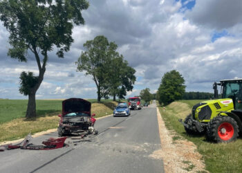 20.07.2026. Lubcza, gmina Wodzisław. Zderzenie auta z ciągnikiem / źródło: KPP w Jędrzejowie