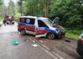 Wypadek karetki na leśnym odcinku drogi - Radio Kielce 12.07.2026. Styków. Wypadek karetki transportowej / Źródło: KPP Starachowice