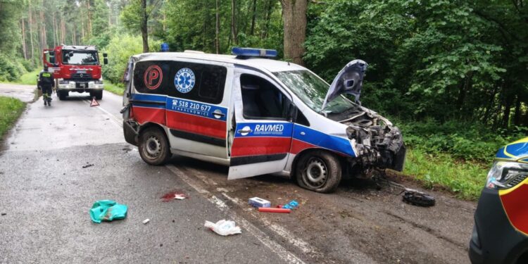 Wypadek karetki. Dwie osoby w szpitalu - Radio Kielce 12.07.2026. Styków. Wypadek karetki transportowej / Źródło: KPP Starachowice