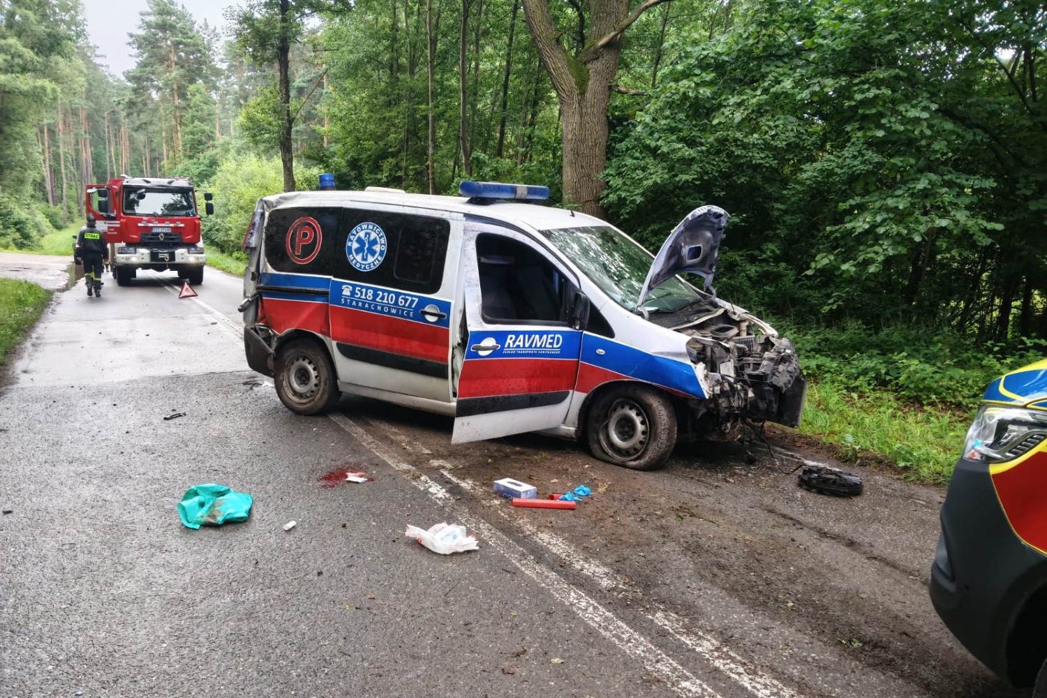 Wypadek karetki na leśnym odcinku drogi