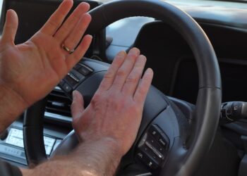 Wyzwiska, trąbienie i jazda na zderzaku. Agresja drogowa wciąż jest problemem