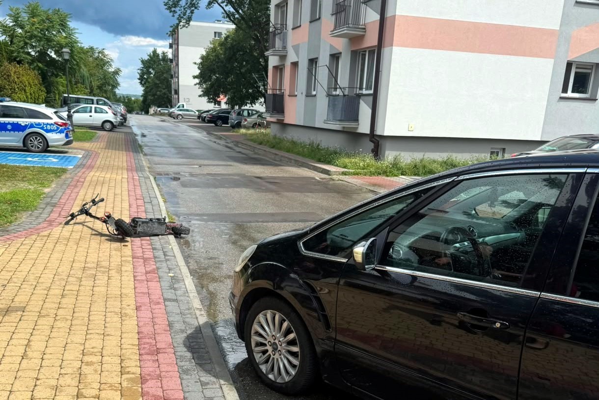 Kierowca hulajnogi w szpitalu z obrażeniami głowy