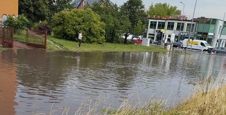 Zalane ulice i kłopoty samochodów - Radio Kielce 14.07.2026. Kielce. Skrzyżowanie ulic Jagiellońska - Hoża. / Źródło: słuchacz Radia Kielce