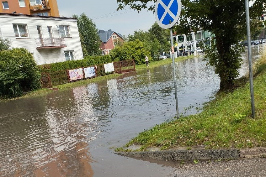 Zalane ulice i kłopoty samochodów