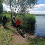 Wydobycie pomostu z dna Piachów / źródło: Klub Płetwonurków Kalmar - Facebook