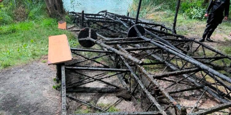 Po 50 latach stary pomost zniknął z dna Piachów