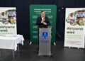 Organizacje działające aktywnie na wsi dostały pieniądze - Radio Kielce 12.07.2026. Daleszyce. Minister rolnictwa Stefan Krajewski podczas konferencji prasowej w Miejsko-Gminnym Ośrodku Kultury w Daleszycach / Fot. PAP/Piotr Polak