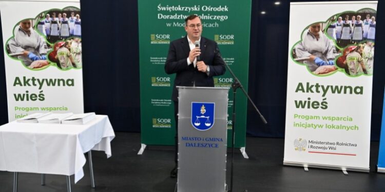 12.07.2026. Daleszyce. Minister rolnictwa Stefan Krajewski podczas konferencji prasowej w Miejsko-Gminnym Ośrodku Kultury w Daleszycach / Fot. PAP/Piotr Polak