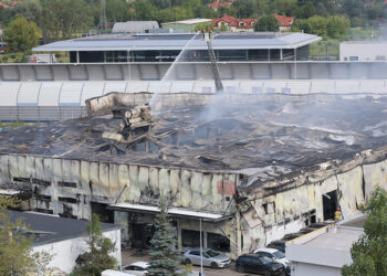 23.07.2026. Warszawa. Dogaszanie pożaru warsztatu i salonu samochodowego przy ul. Krasnobrodzkiej na Targówku w Warszawie. Ogień objął obszar około 3,5 tysiąca metrów kwadratowych. Na miejscu pracuje 45 zastępów straży pożarnej. Dokładne przyczyny pożaru będą ustalane po zakończeniu akcji gaśniczej / Fot. PAP - Paweł Supernak