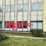 Biuro lewicowej partii zniszczone. Wulgarne napisy na szybach