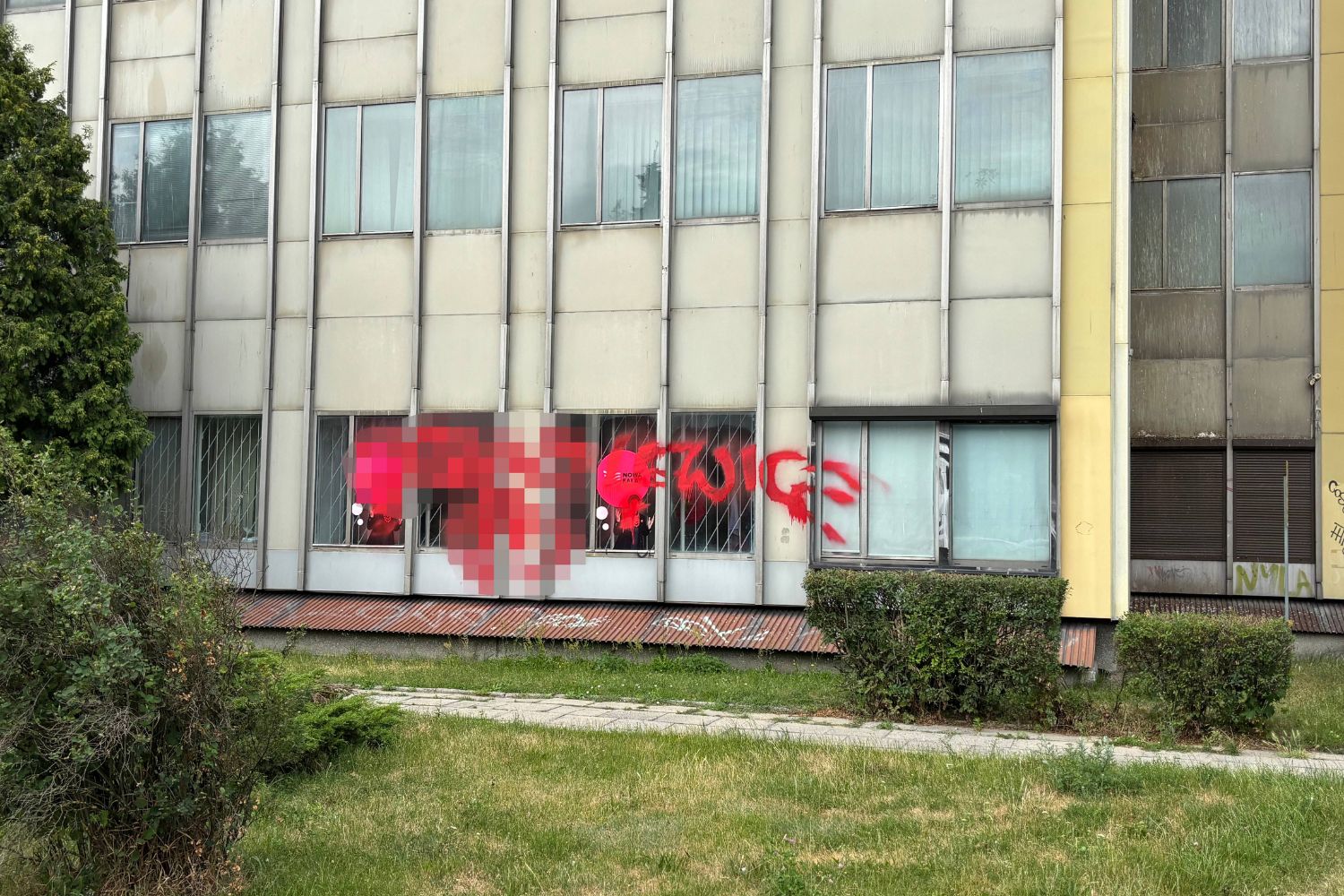Biuro lewicowej partii zniszczone. Wulgarne napisy na szybach