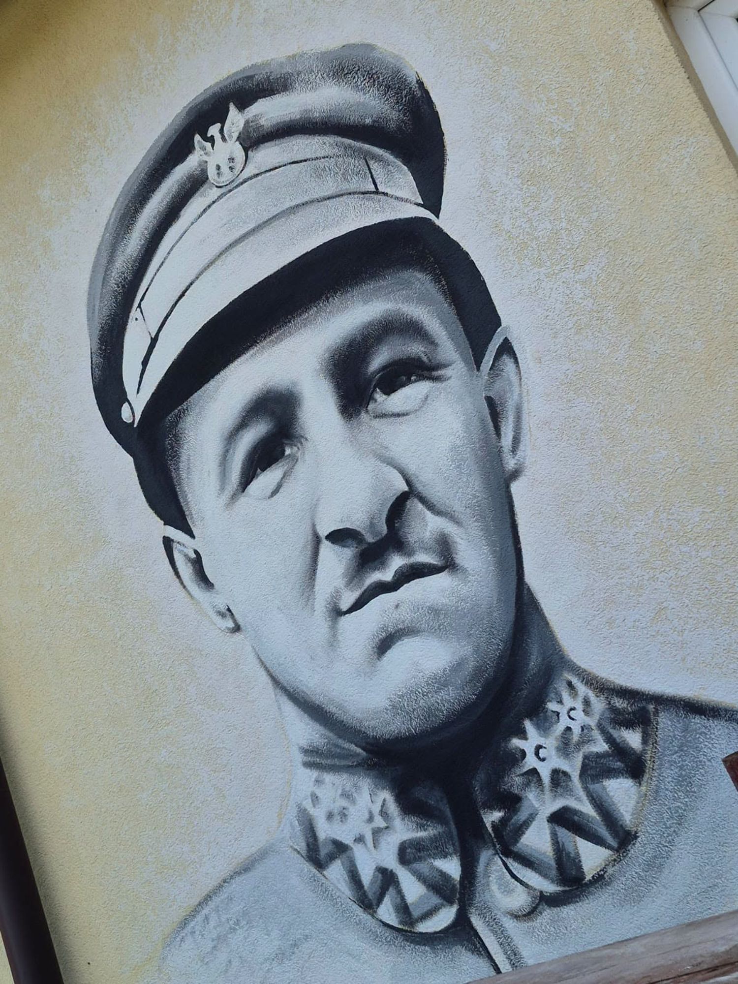 Piłsudczyk z Brodów zostanie upamiętniony - Radio Kielce Bór Kunowski. Mural poświęcony gen. Tadeuszowi Piskorowi / Fot. Gmina Brody - Facebook