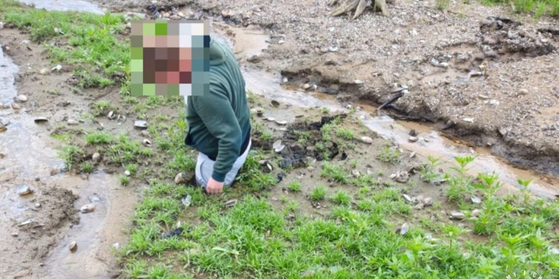 Policyjni wodniacy ruszyli z pomocą mężczyźnie uwięzionemu w grząskim terenie