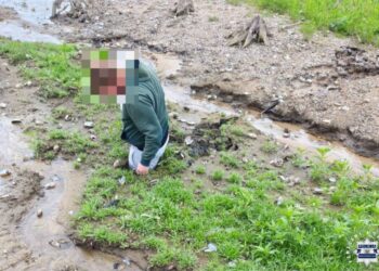 Policyjni wodniacy ruszyli z pomocą mężczyźnie uwięzionemu w grząskim terenie