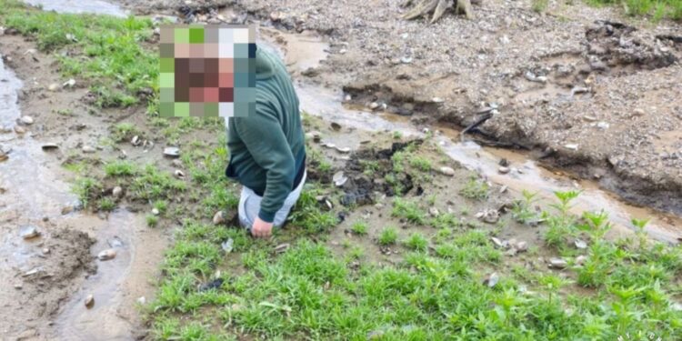 Policyjni wodniacy ruszyli z pomocą mężczyźnie uwięzionemu w grząskim terenie - Radio Kielce Policyjni wodniacy ruszyli z pomocą mężczyźnie uwięzionemu w grząskim terenie