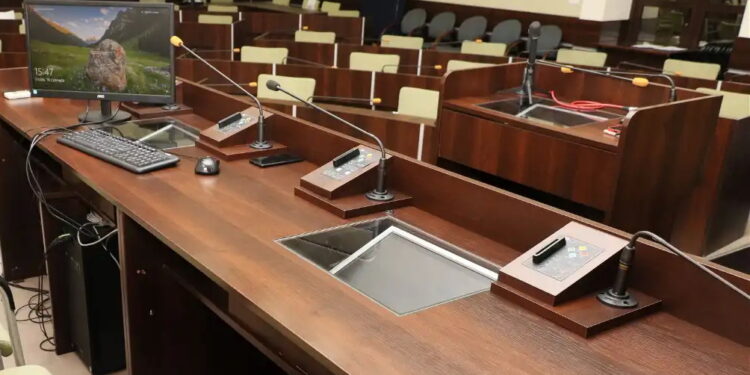 Puste krzesła zamiast debaty? Brak kworum może zablokować decyzję