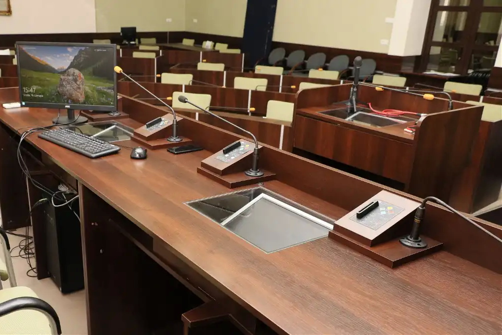 Puste krzesła zamiast debaty? Brak kworum może zablokować decyzję