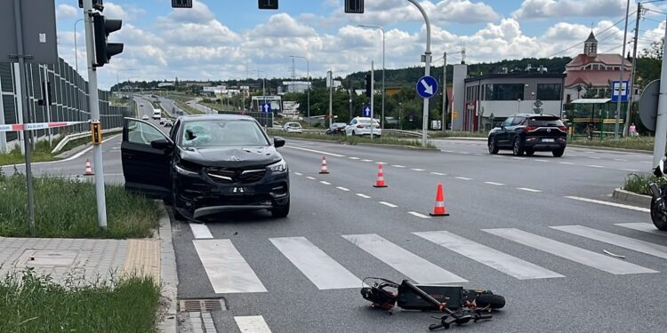 Mężczyzna jadący na hulajnodze w ciężkim stanie trafił do szpitala - Radio Kielce Źródło: Policja