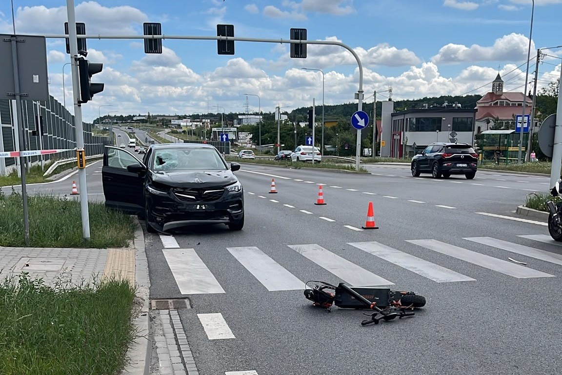 Mężczyzna jadący na hulajnodze w ciężkim stanie trafił do szpitala