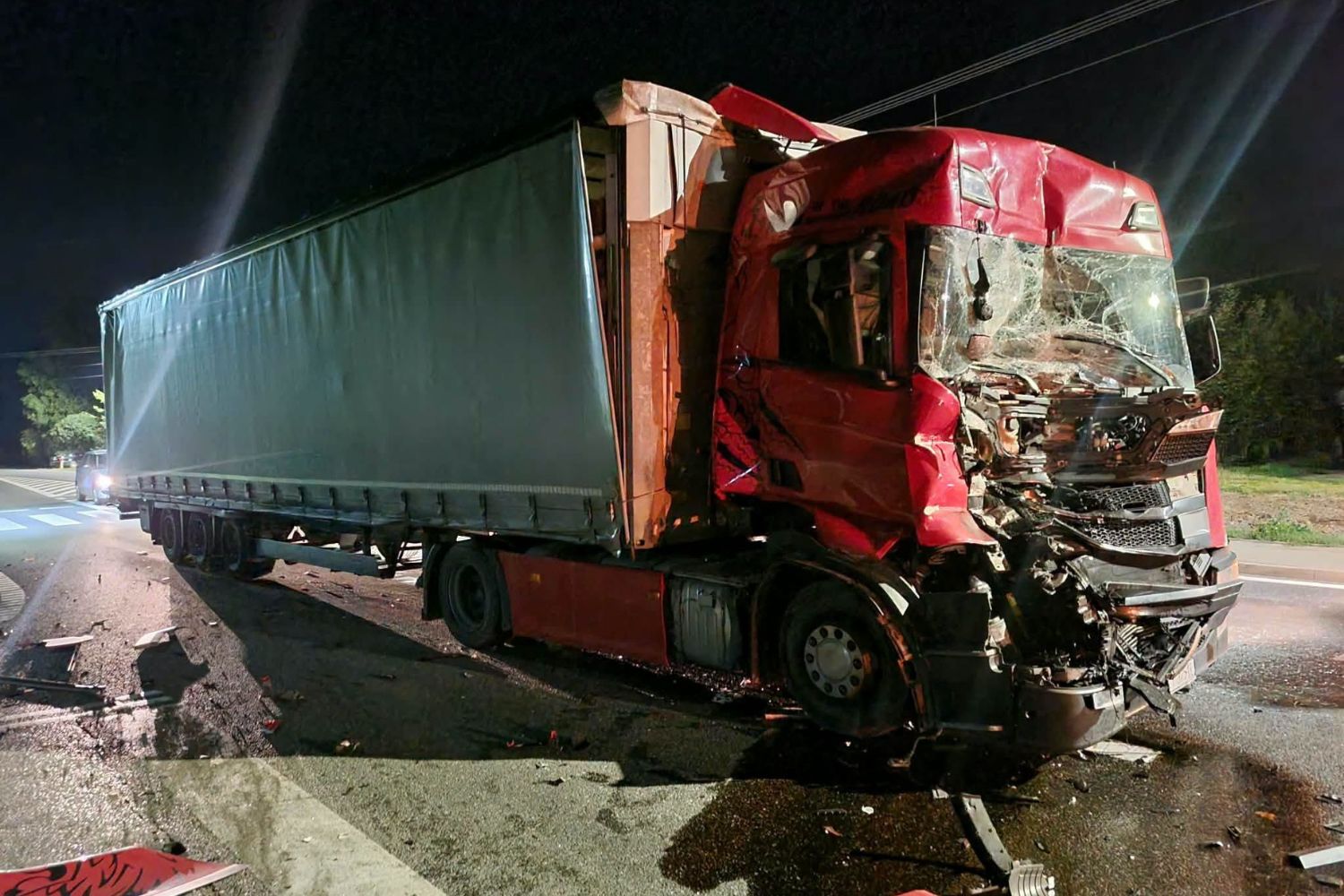 Zderzenie dwóch ciężarówek na DK77