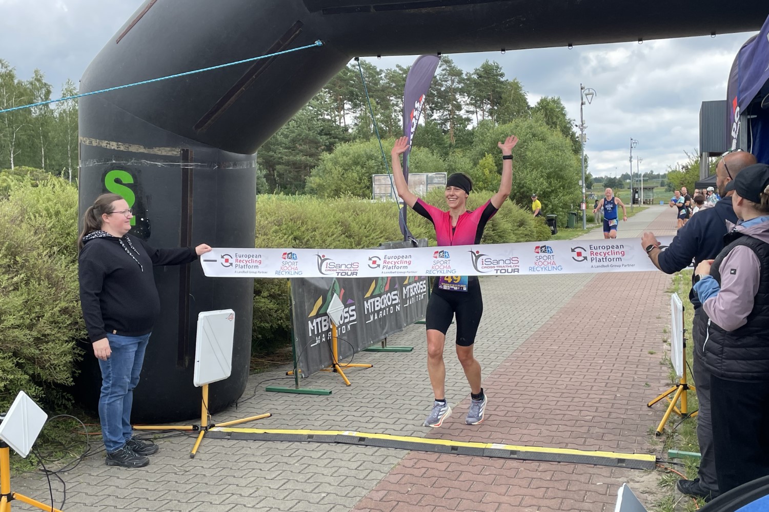 Przemysław Szymanowski znów nie miał sobie równych - Radio Kielce 11.07.2026. Strawczyn. Zawody z cyklu iSands Cross Triathlon. Na zdjęciu: Katarzyna Suwała z Warszawy - zwyciężczyni wśród pań / Fot. Kamil Król - Radio Kielce.