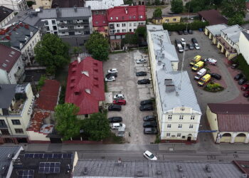 24.07.2026. Kielce. Działka przy ul. św. Leonarda w Kielcach, sąsiadująca ze Świętokrzyskim Centrum Ratownictwa Medycznego i Transportu Sanitarnego / Fot. Jarosław Kubalski – Radio Kielce