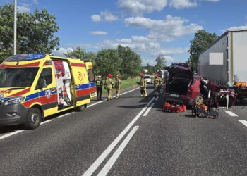 Zderzenie ciężarówki z pojazdem osobowym